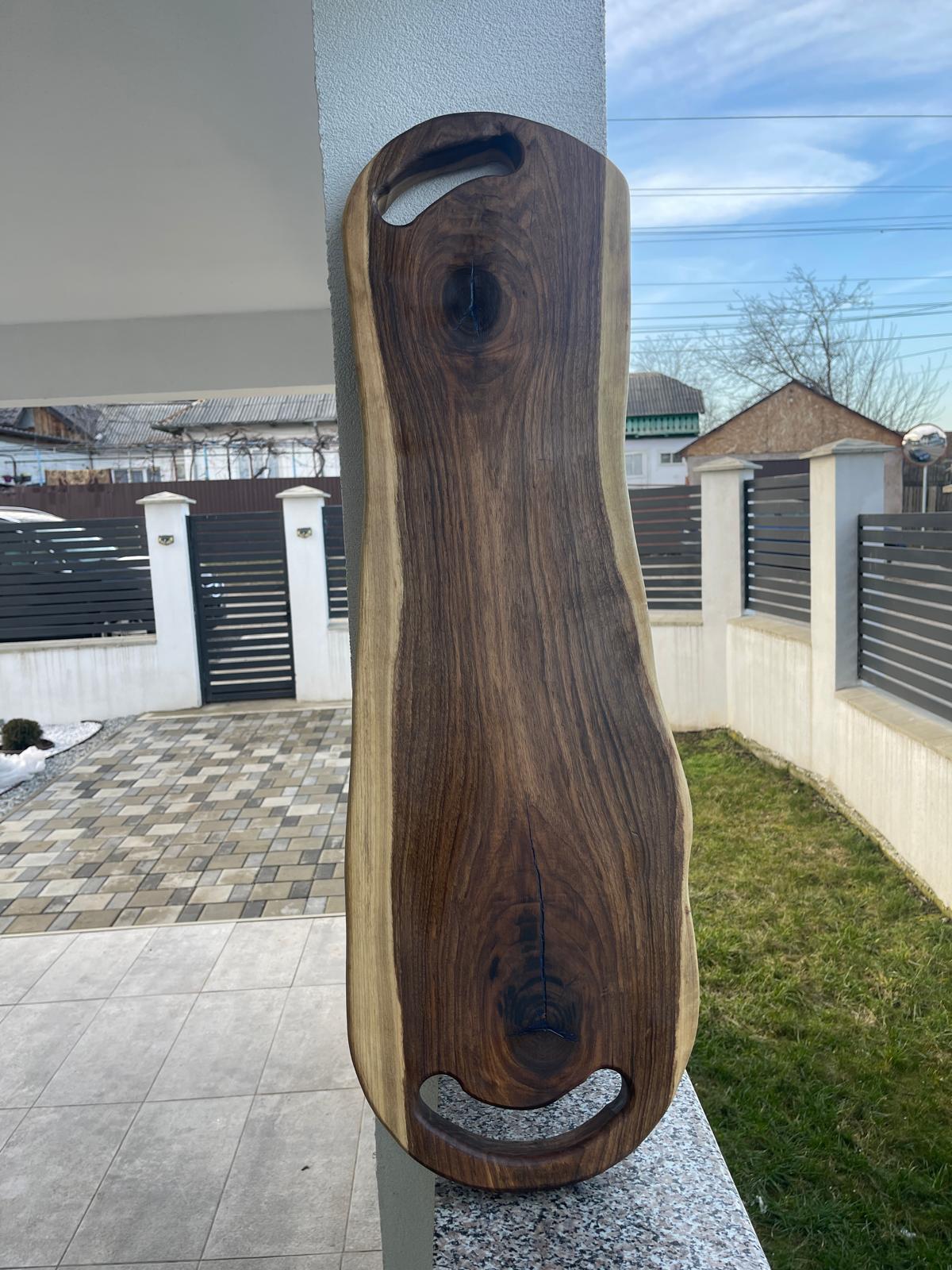 Platou din lemn de nuc cu rășină epoxidică albastră, 6 găuri pentru shot-uri și canal de scurgere – 90x28x4 cm - imagine 5