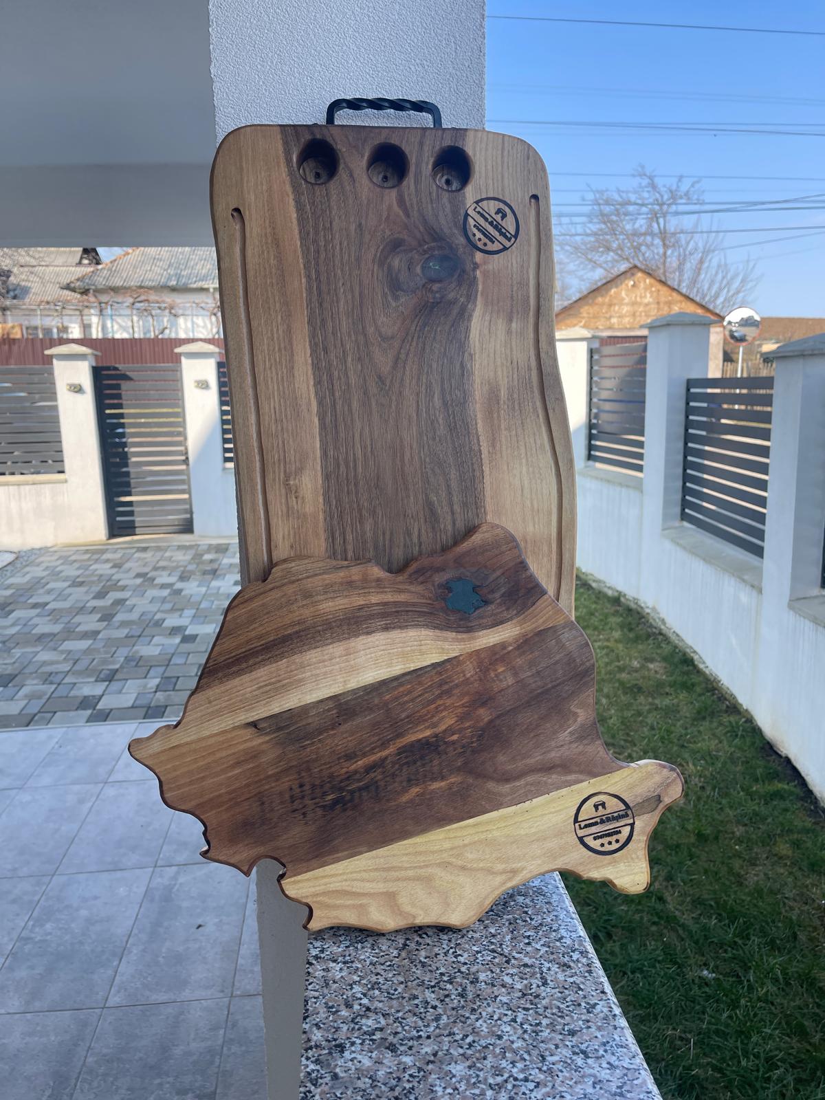 Platou din lemn de nuc cu rășină epoxidică, 6 găuri shot, scurgător lichide, mânere din fier forjat – 70x32x4 cm + CADOU tocător Harta României - imagine 2