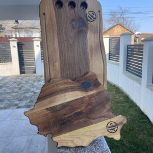 Platou din lemn de nuc cu rășină epoxidică, 6 găuri shot, scurgător lichide, mânere din fier forjat – 70x32x4 cm + CADOU tocător Harta României