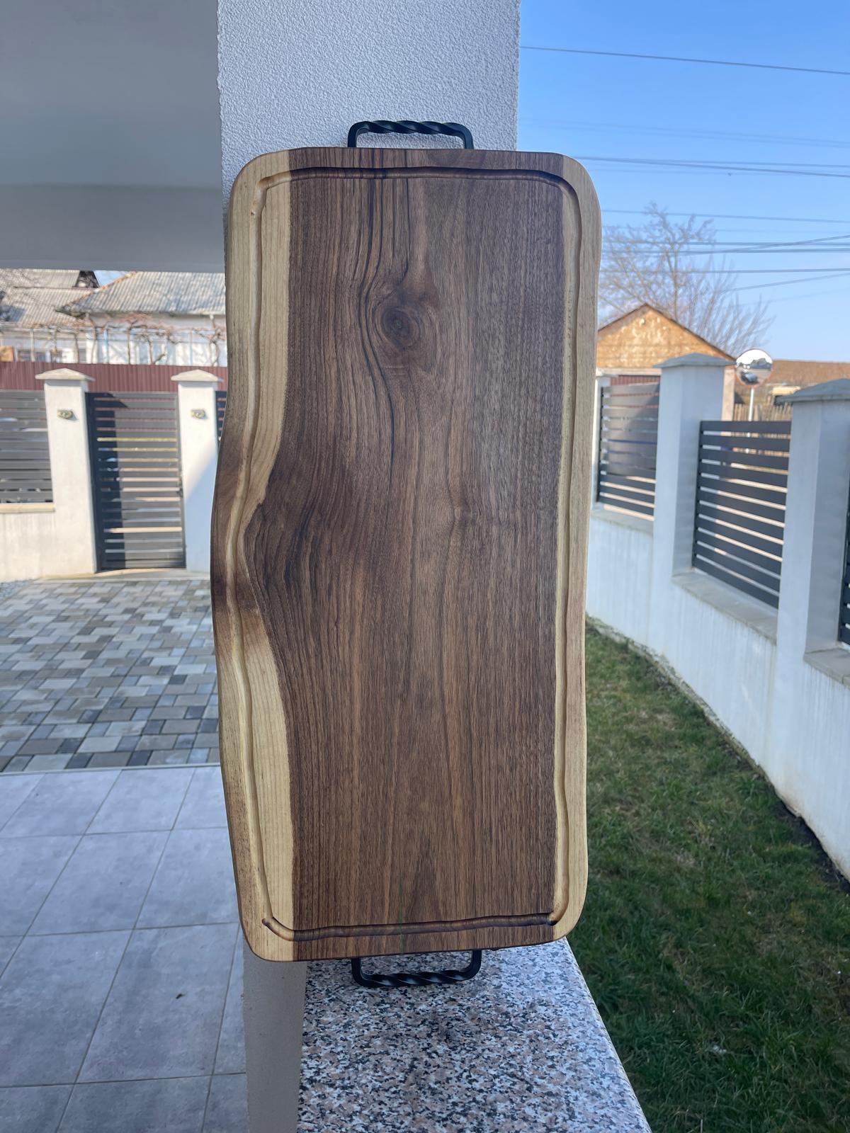 Platou din lemn de nuc cu rășină epoxidică, 6 găuri shot, scurgător lichide, mânere din fier forjat – 70x32x4 cm + CADOU tocător Harta României - imagine 3