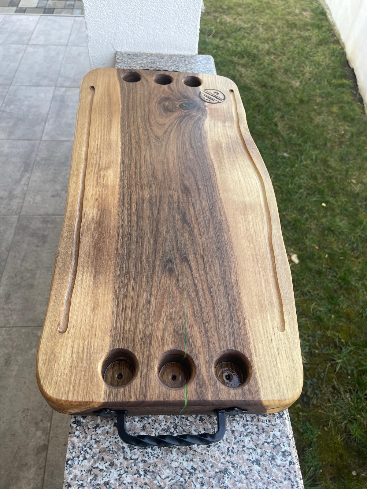 Platou din lemn de nuc cu rășină epoxidică, 6 găuri shot, scurgător lichide, mânere din fier forjat – 70x32x4 cm + CADOU tocător Harta României - imagine 4