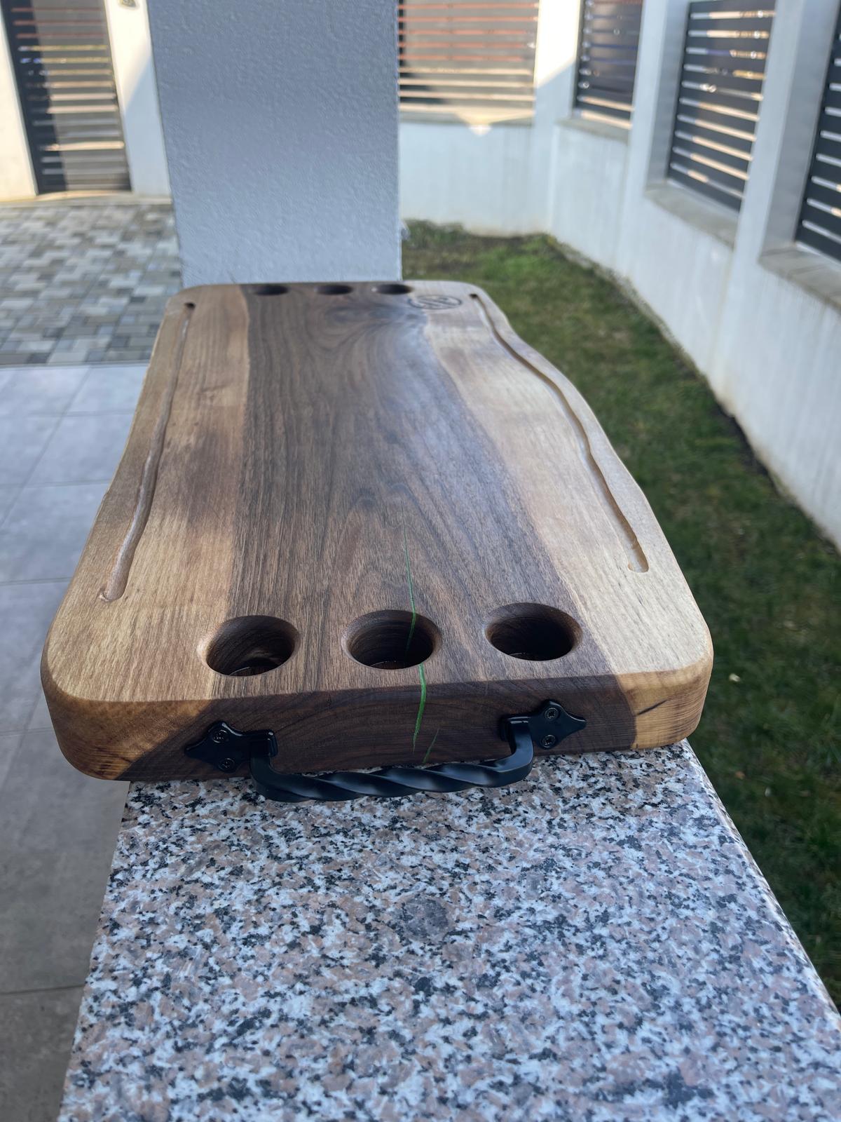 Platou din lemn de nuc cu rășină epoxidică, 6 găuri shot, scurgător lichide, mânere din fier forjat – 70x32x4 cm + CADOU tocător Harta României - imagine 5