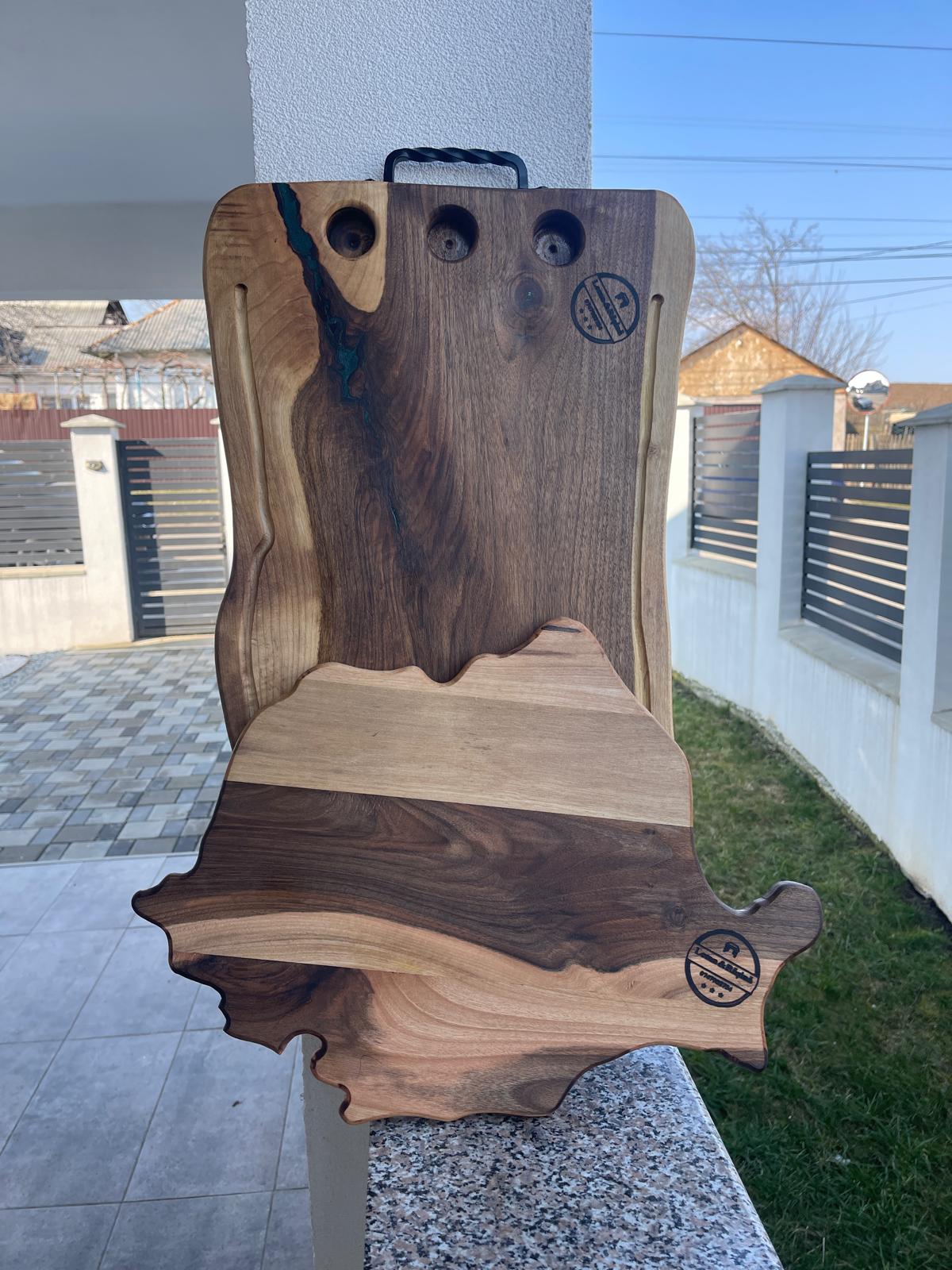 Platou din nuc cu 6 shot-uri + CADOU Tocător Harta României – 70x35 cm - imagine 3