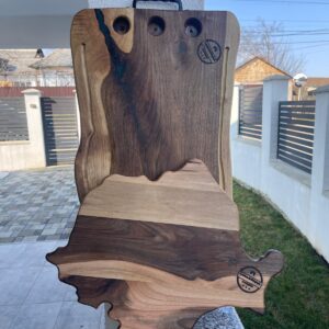 Platou din nuc cu 6 shot-uri + CADOU Tocător Harta României – 70x35 cm