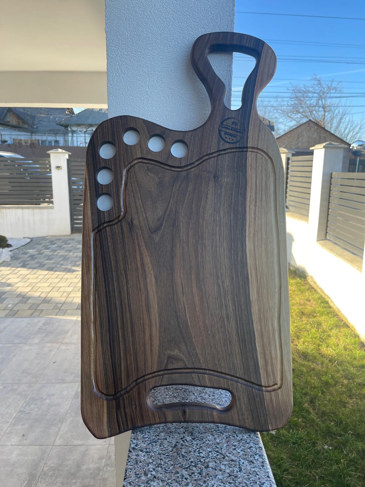 Platou din Lemn de Nuc cu Rășină Epoxidică – Suport 6 Shot-uri & Canal de Scurgere – 80x40 cm - imagine 3