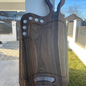 Platou din Lemn de Nuc cu Rășină Epoxidică – Suport 6 Shot-uri & Canal de Scurgere – 80x40 cm