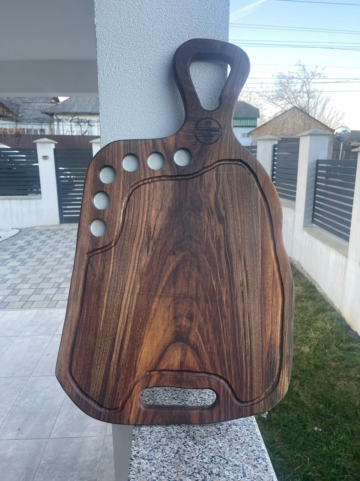 Platou din Lemn Masiv de Nuc – Suport 6 Shot-uri & Canal de Scurgere – Platou Servire – 70x43 cm