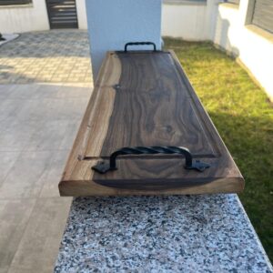 Platou Premium din Lemn de Nuc cu Rășină Albă și Mânere din Fier Forjat – 75x24 cm