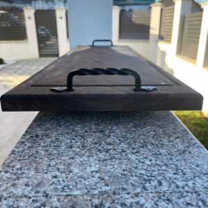 Platou Premium din Lemn de Nuc cu Rășină Albă și Mânere din Fier Forjat – 95x29 cm