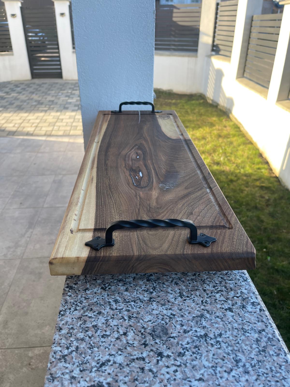 Platou Premium din Lemn de Nuc cu Rășină Albă și Mânere din Fier Forjat – 70x25 cm - imagine 4