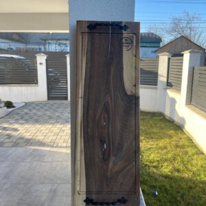 Platou Premium din Lemn de Nuc cu Rășină Albă și Mânere din Fier Forjat – 70x25 cm