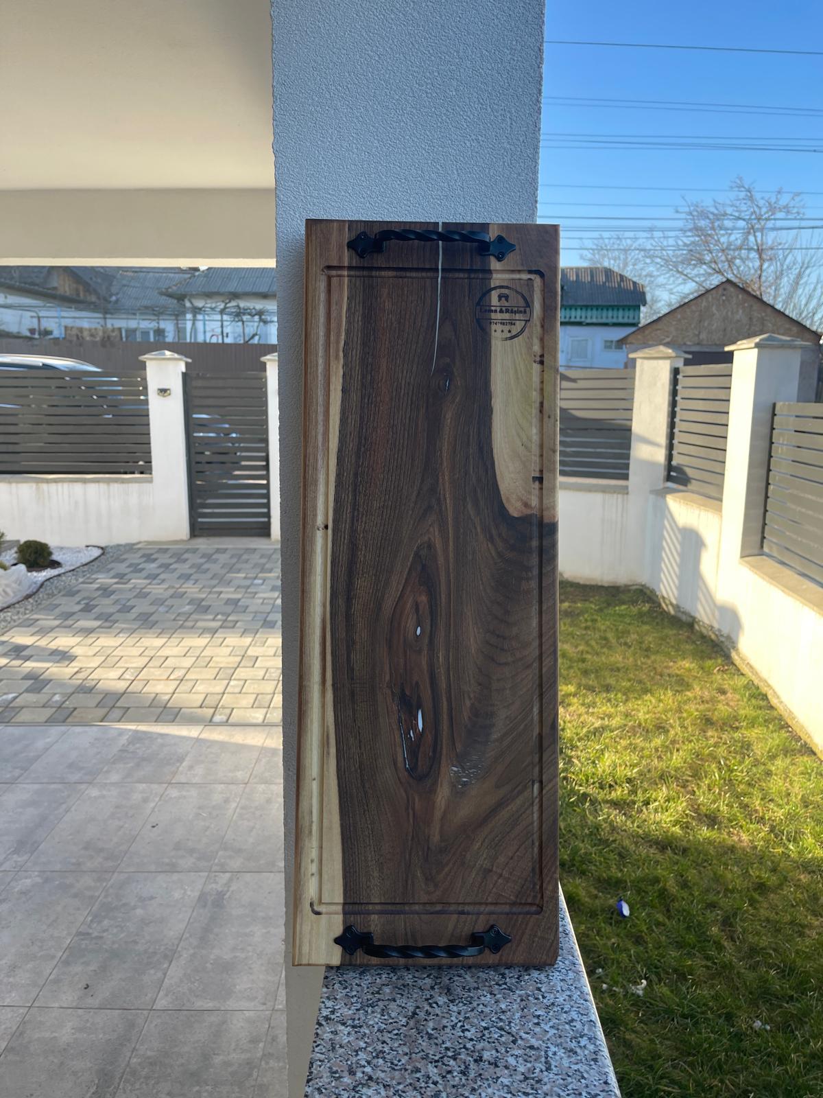 Platou Premium din Lemn de Nuc cu Rășină Albă și Mânere din Fier Forjat – 70x25 cm