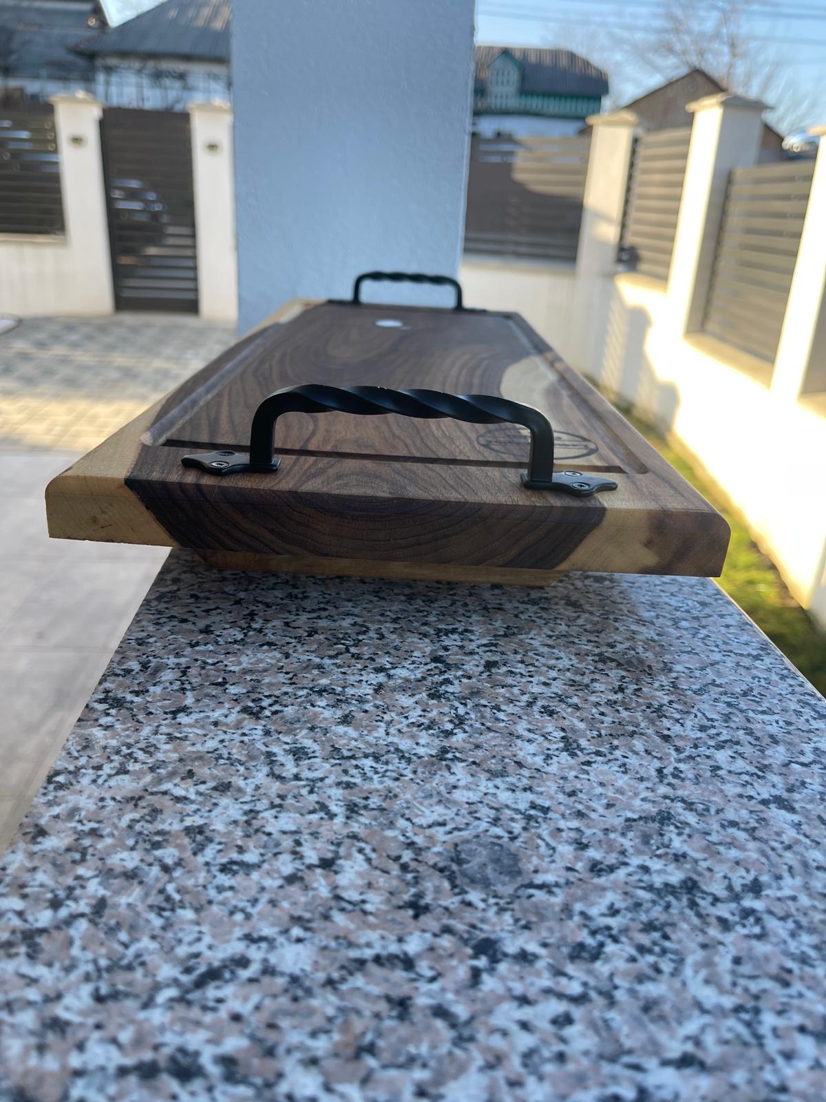 Platou Premium din Lemn de Nuc cu Rășină Albă și Mânere din Fier Forjat – 62x24 cm - imagine 3