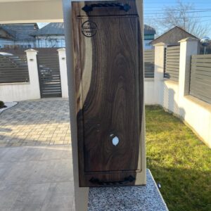 Platou Premium din Lemn de Nuc cu Rășină Albă și Mânere din Fier Forjat – 62x24 cm