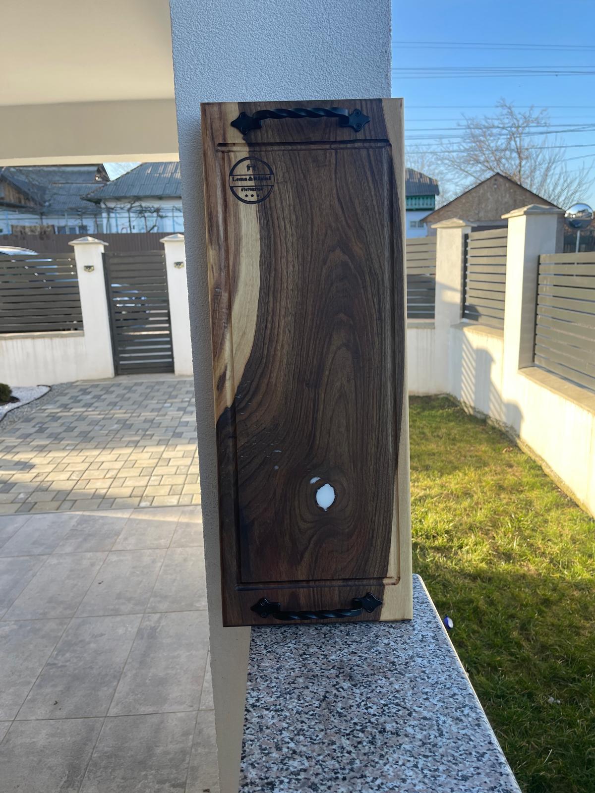 Platou Premium din Lemn de Nuc cu Rășină Albă și Mânere din Fier Forjat – 62x24 cm