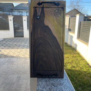 Platou Premium din Lemn de Nuc cu Rășină Albă și Mânere din Fier Forjat – 55x25 cm