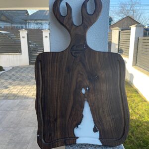 Tocător / Platou din Lemn de Nuc cu Rășină Albă – Design Coarne de Cerb – 65x37 cm