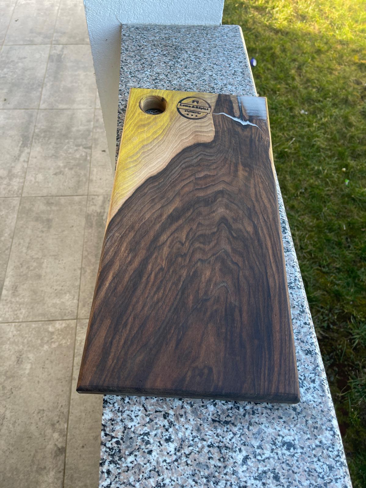 Tocător din Lemn de Nuc cu Rășină Albă – Platou de Servire Handmade – 45x22 cm - imagine 3