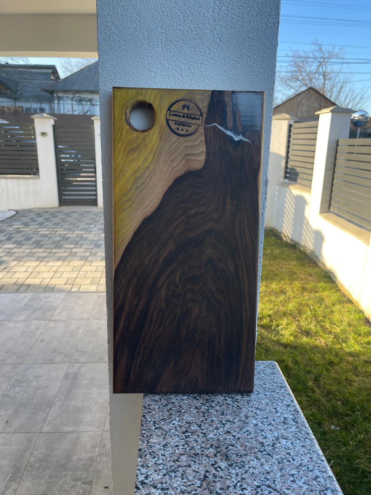 Tocător din Lemn de Nuc cu Rășină Albă – Platou de Servire Handmade – 45x22 cm - imagine 4