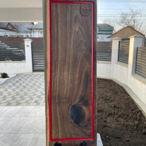 Platou Servire din Lemn de Nuc cu Inserție Roșie și Mânere Metalice – Handmade – 75x24 cm