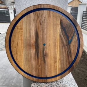 Platou Rotund din Lemn de Nuc cu Inserție Albastră – Handmade – 40 cm