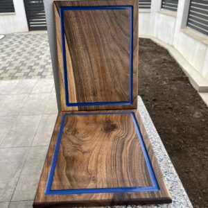 Tocător din Lemn de Nuc cu Inserție Albastră – Handmade – 33x25 cm
