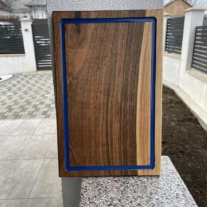 Tocător din Lemn de Nuc cu Inserție Albastră – Handmade – 38x25 cm