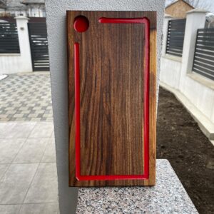 Tocător / Platou din Lemn de Nuc cu Inserție Roșie și Suport Pahar – Handmade – 38x20 cm