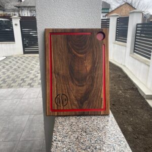 Tocător din Lemn de Nuc cu Inserție Roșie și Suport Pahar – Handmade – 35x25 cm