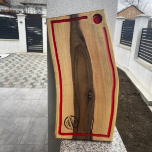 Tocător / Platou din Lemn de Nuc cu Inserție Roșie și Suport Pahar – Handmade – 48x25 cm