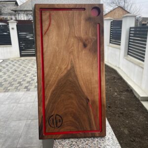 Tocător / Platou din Lemn de Nuc cu Inserție Roșie și Suport Pahar – Handmade – 50x25 cm