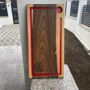 Tocător / Platou din Lemn de Nuc cu Inserție Roșie și Suport Pahar – Handmade – 40x20 cm