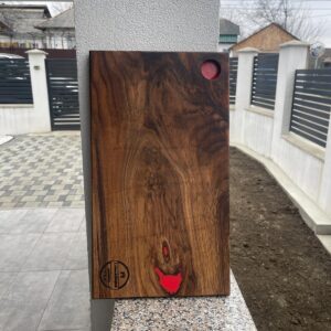 Tocător / Platou din Lemn de Nuc cu Inserție Roșie și Suport Pahar – Handmade – 45x25 cm