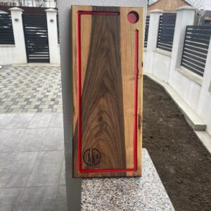 Tocător / Platou din Lemn de Nuc cu Inserție Roșie și Suport Pahar – Handmade – 50x20 cm
