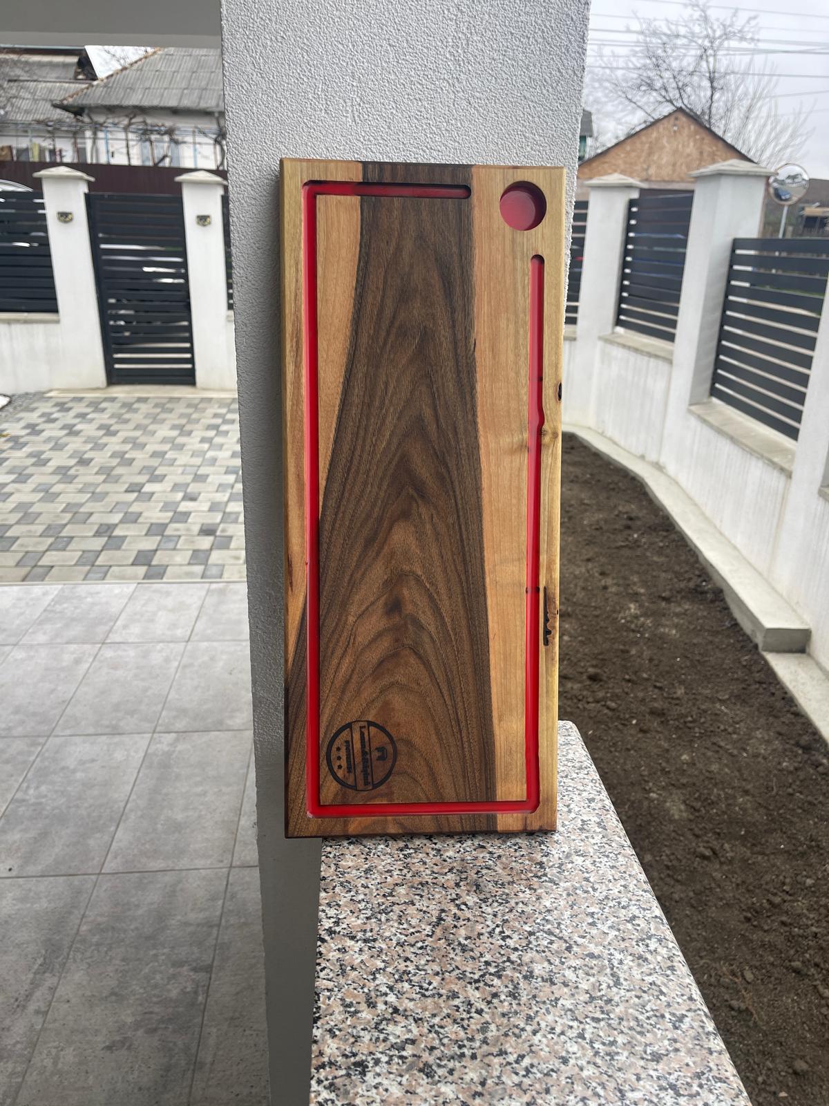 Tocător / Platou din Lemn de Nuc cu Inserție Roșie și Suport Pahar – Handmade – 50x20 cm