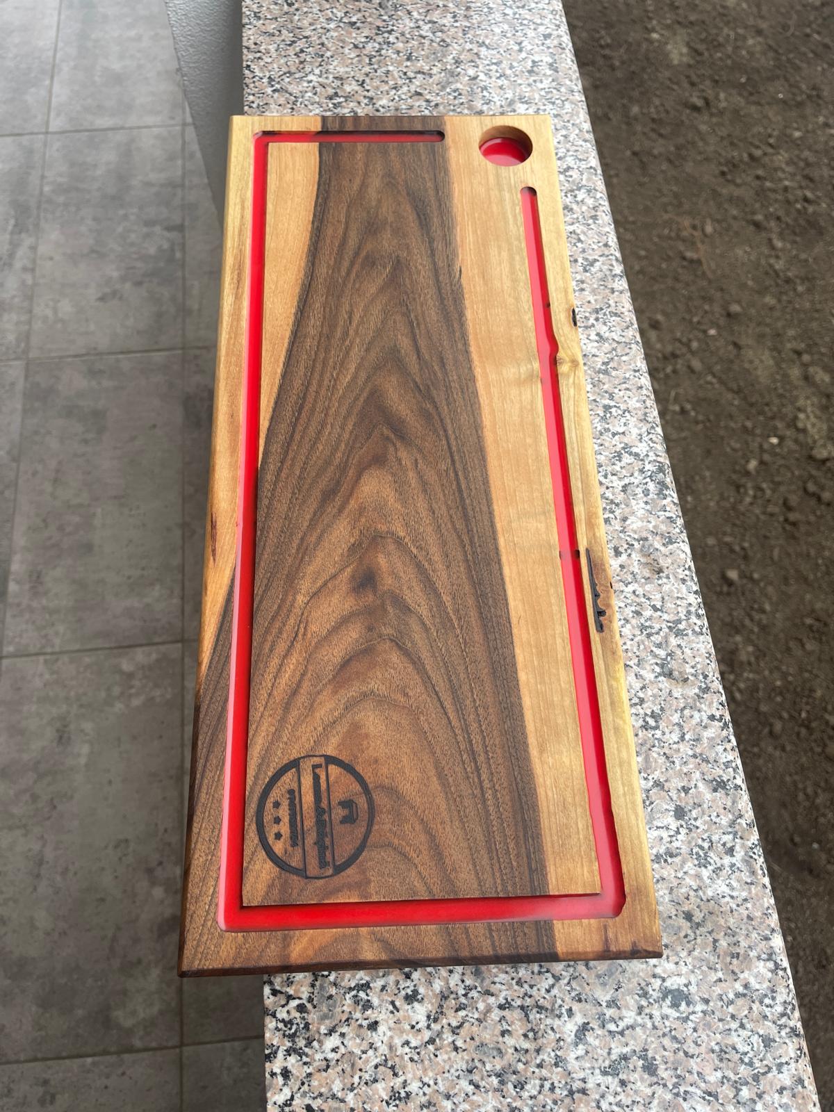 Tocător / Platou din Lemn de Nuc cu Inserție Roșie și Suport Pahar – Handmade – 50x20 cm - imagine 3