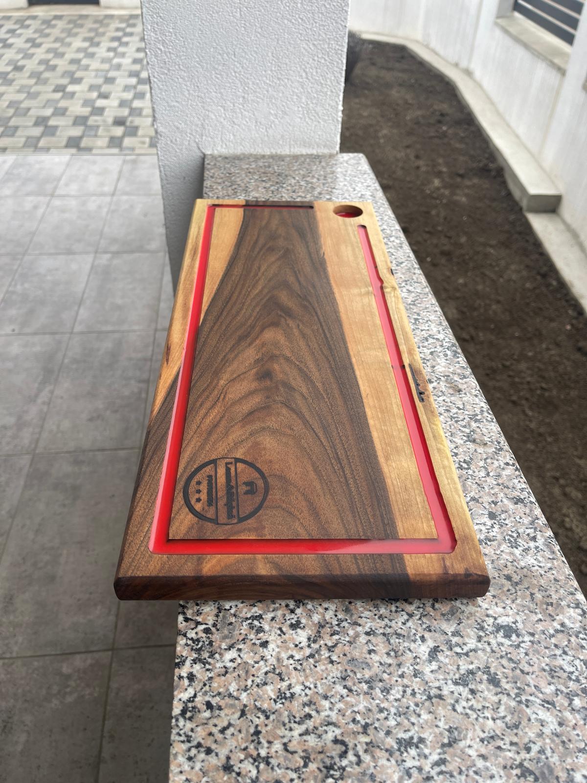 Tocător / Platou din Lemn de Nuc cu Inserție Roșie și Suport Pahar – Handmade – 50x20 cm - imagine 4