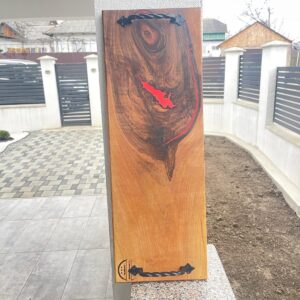 Platou Premium din Lemn de Nuc cu Inserție Roșie și Mânere Metalice – Handmade – 65x23 cm
