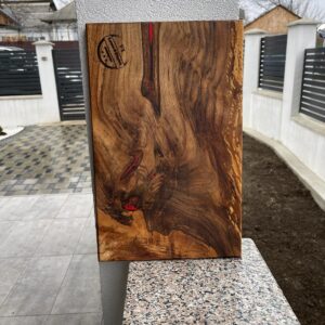 Tocător din lemn masiv de nuc cu inserții de rășină epoxidică  45x25 cm.