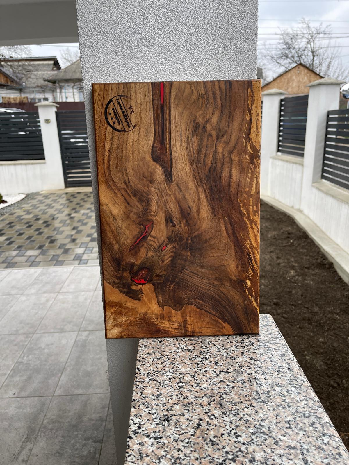 Tocător din lemn masiv de nuc cu inserții de rășină epoxidică 45x25 cm.