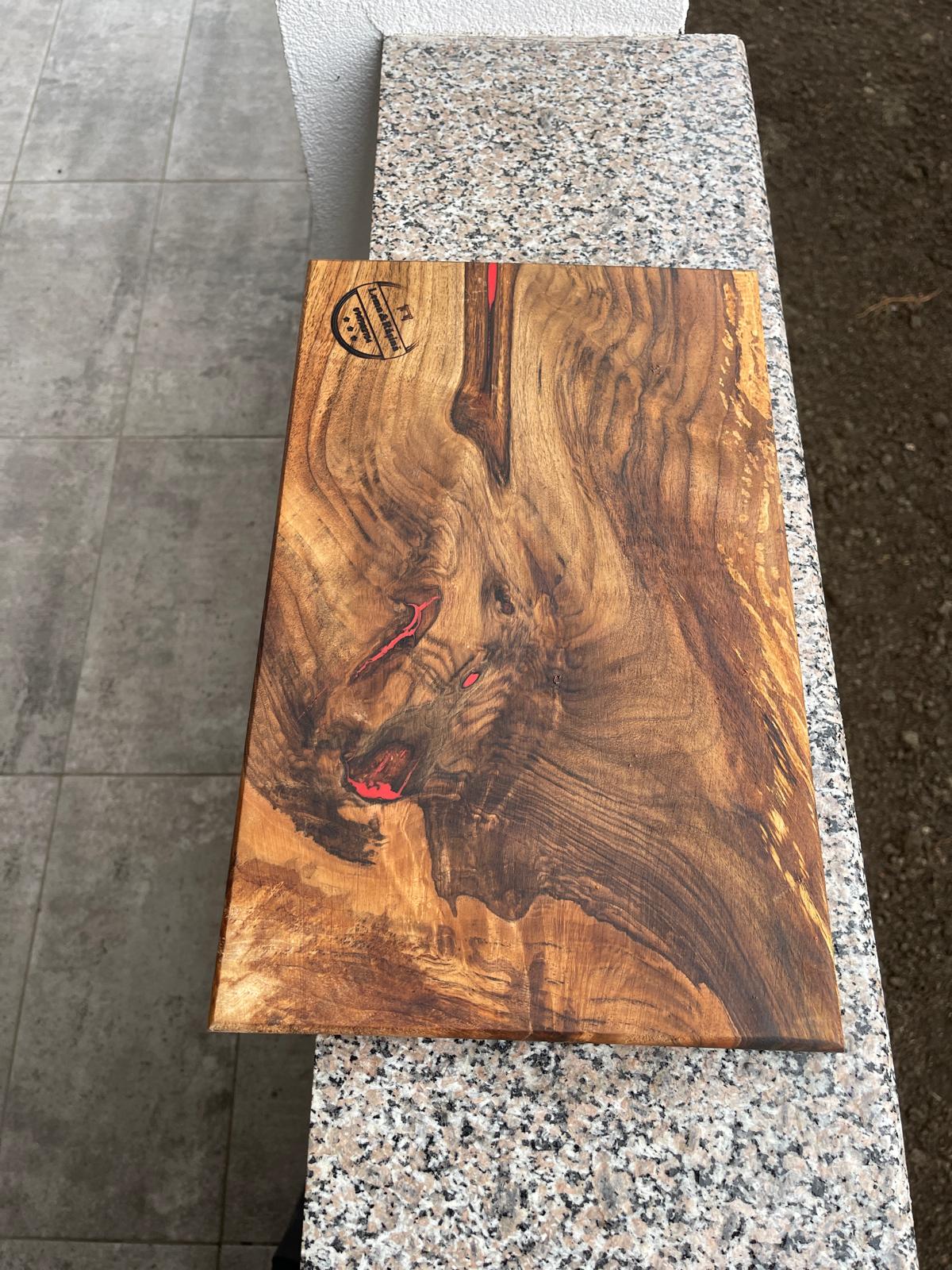 Tocător din lemn masiv de nuc cu inserții de rășină epoxidică 45x25 cm. - imagine 3