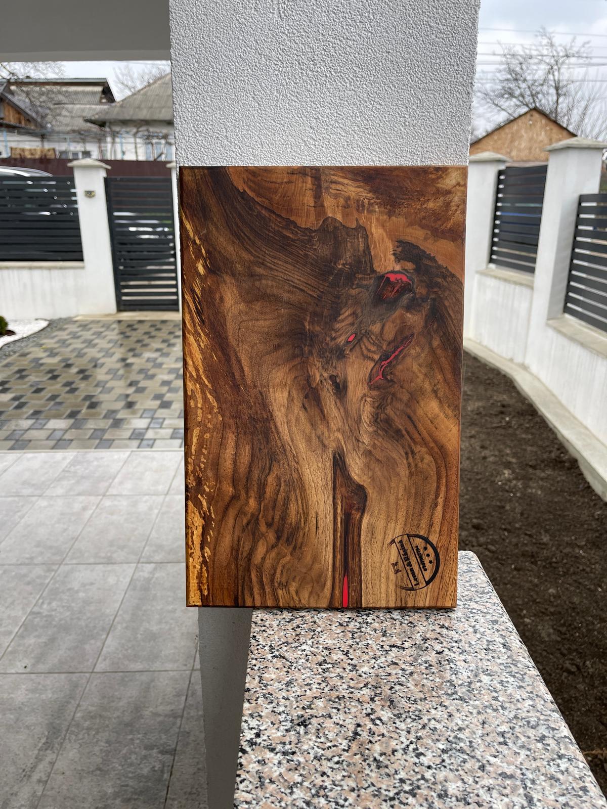 Tocător din lemn masiv de nuc cu inserții de rășină epoxidică 45x25 cm. - imagine 4
