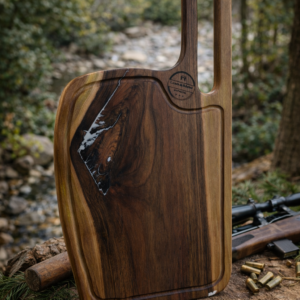 Tocător / Platou de Servire din Lemn de Nuc cu Rășină Albă – Mâner Lung – 63x33 cm