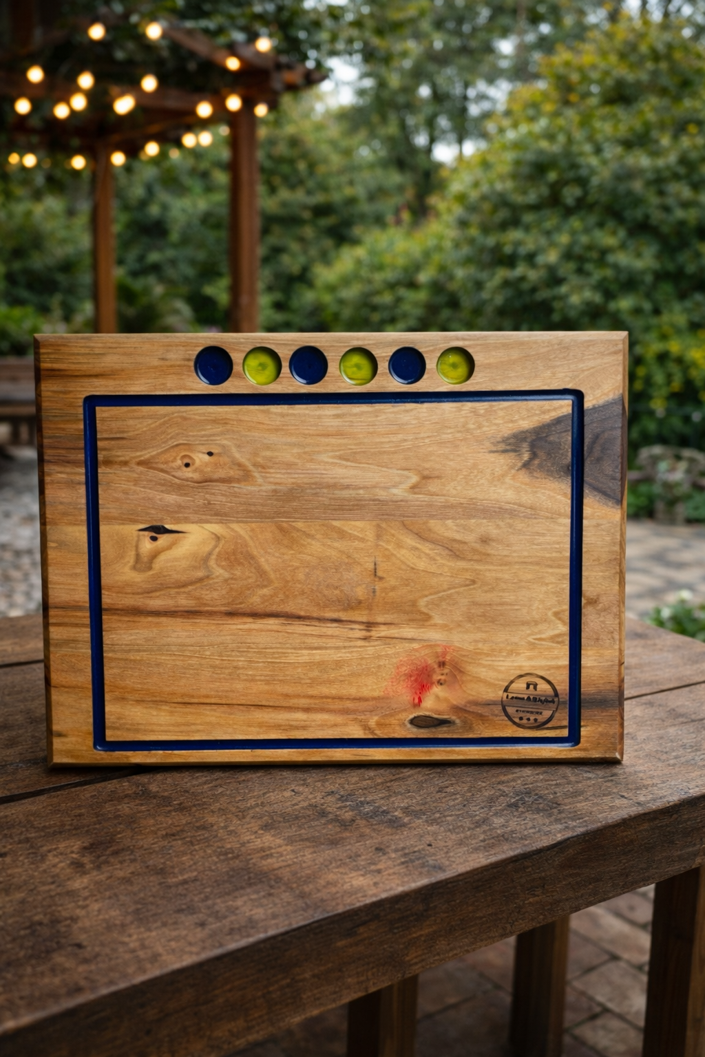 Platou Elegant din Lemn Masiv de Nuc cu Suport Pahare – 55x40x2,5 cm