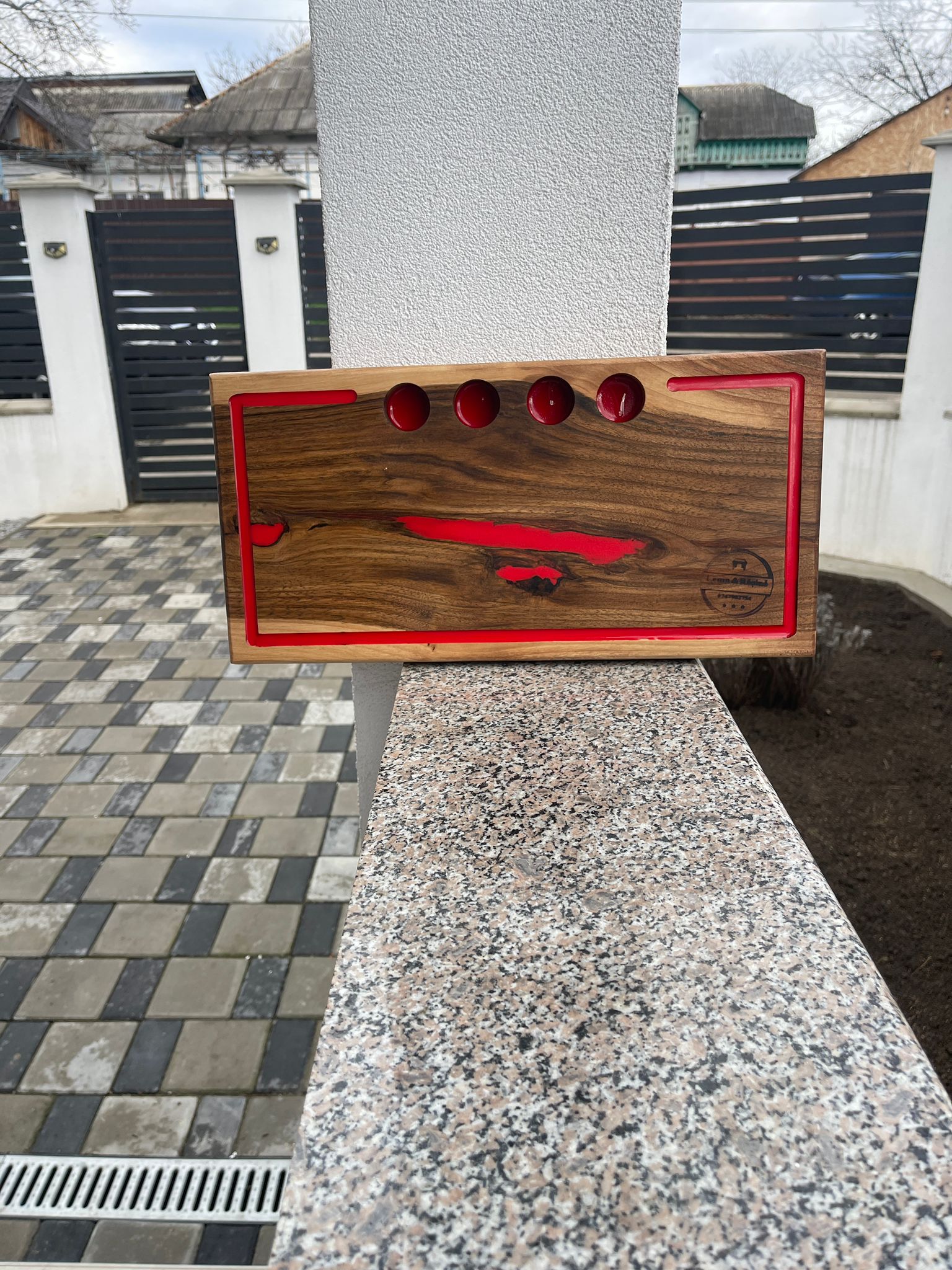 Platou din Lemn de Nuc cu Rășină Roșie și Suport Shot-uri – 45x23x4,5 cm - imagine 2