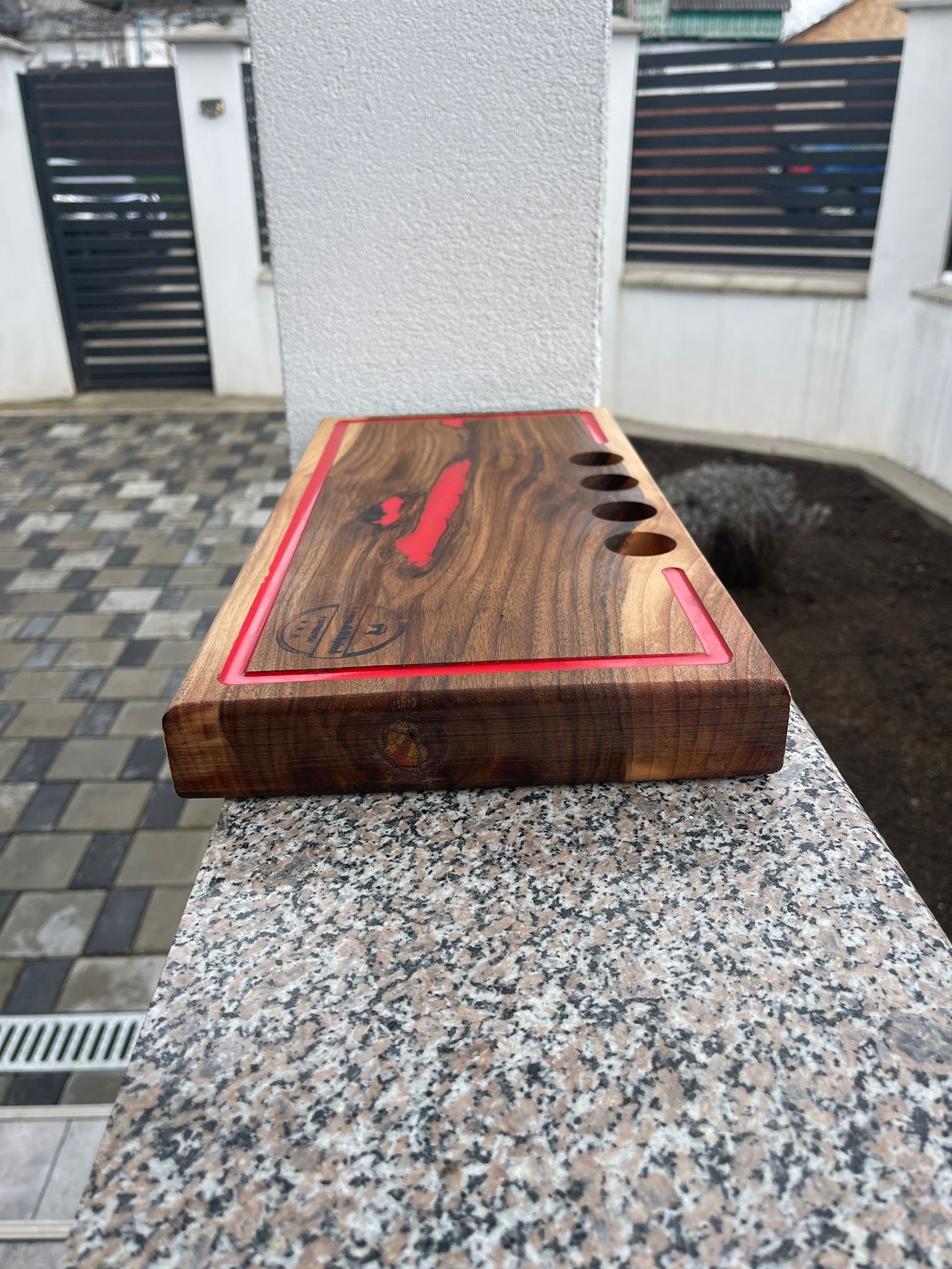 Platou din Lemn de Nuc cu Rășină Roșie și Suport Shot-uri – 45x23x4,5 cm - imagine 3