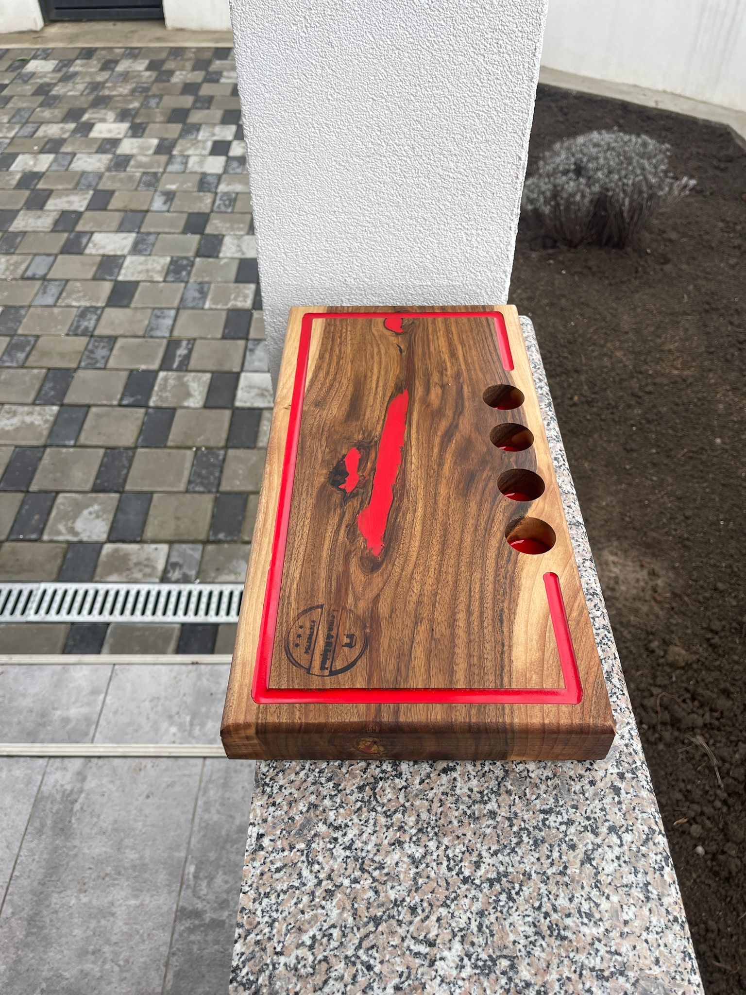 Platou din Lemn de Nuc cu Rășină Roșie și Suport Shot-uri – 45x23x4,5 cm - imagine 4