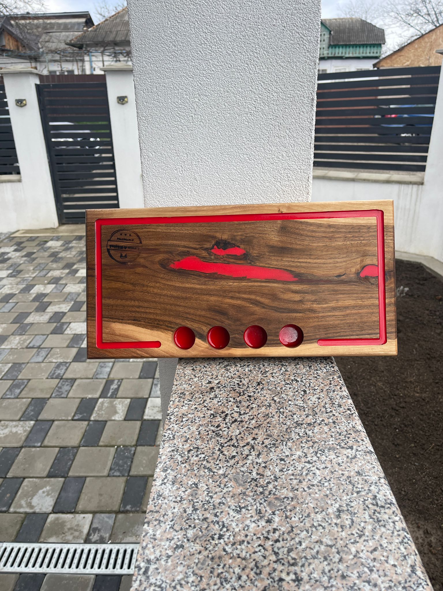 Platou din Lemn de Nuc cu Rășină Roșie și Suport Shot-uri – 45x23x4,5 cm - imagine 5