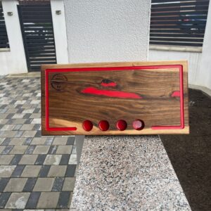 Platou din Lemn de Nuc cu Rășină Roșie și Suport Shot-uri – 45x23x4,5 cm