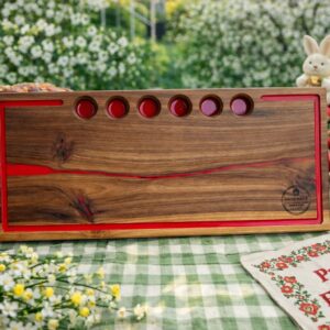 Platou din Lemn de Nuc cu Rășină Roșie și Suport Shot-uri – 60x25x4,5 cm
